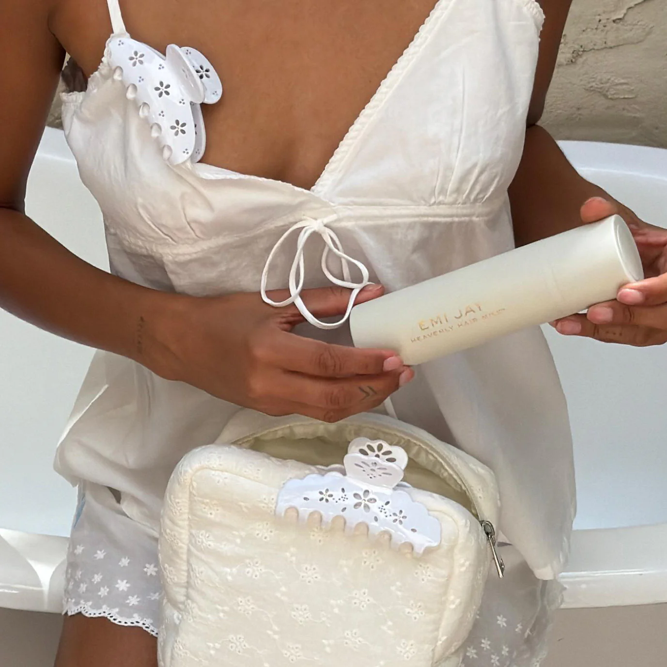 Eyelet Pouch in Blanc Daisy - Image 4